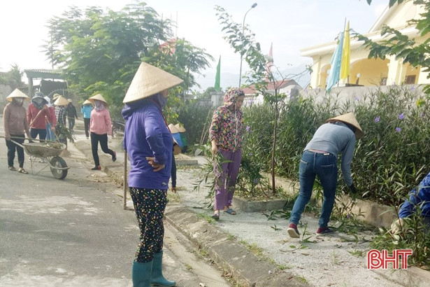 Hàng nghìn nông dân Hà Tĩnh ra quân làm sạch môi trường