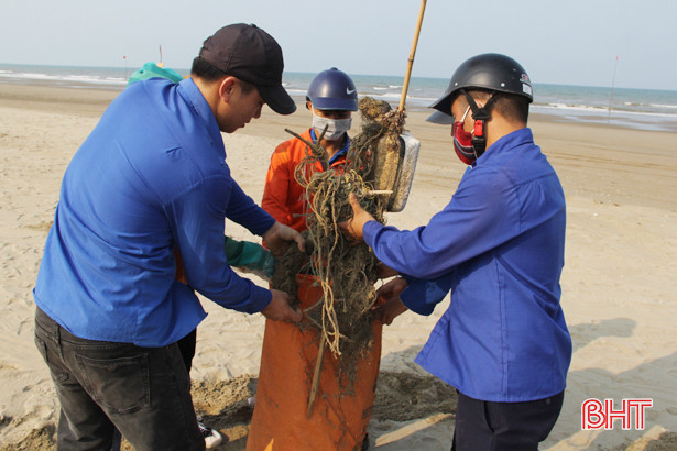 Đồn Biên phòng Lạch Kèn chung tay hành động vì biển xanh không rác