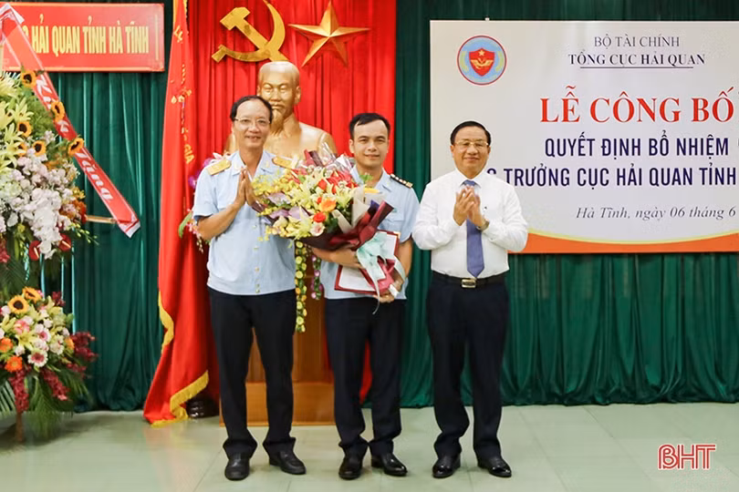 Trao quyết định bổ nhiệm Cục trưởng Cục Hải quan Hà Tĩnh