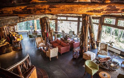 Độc đáo nhà nghỉ hình ngọn núi lửa phun trào nước quanh năm