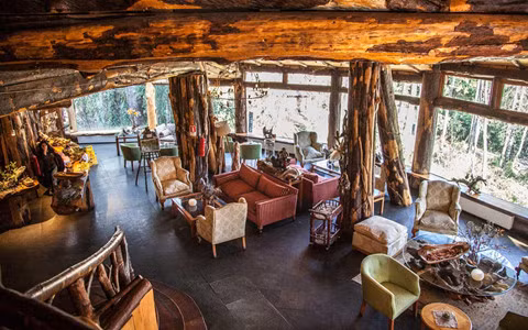 Độc đáo nhà nghỉ hình ngọn núi lửa phun trào nước quanh năm