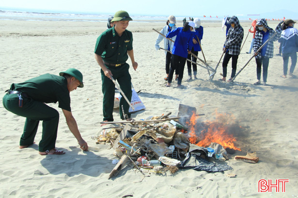 Đồn Biên phòng Lạch Kèn chung tay hành động vì biển xanh không rác