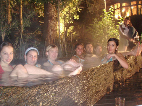 Độc đáo nhà nghỉ hình ngọn núi lửa phun trào nước quanh năm