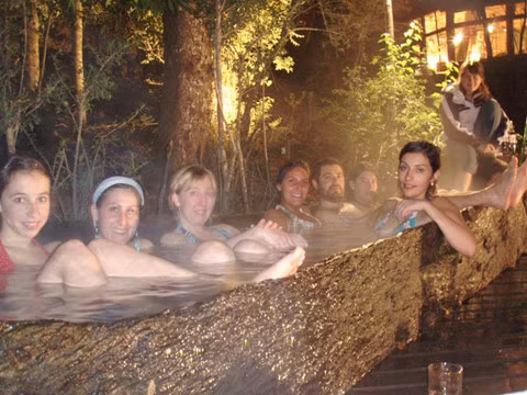 Độc đáo nhà nghỉ hình ngọn núi lửa phun trào nước quanh năm