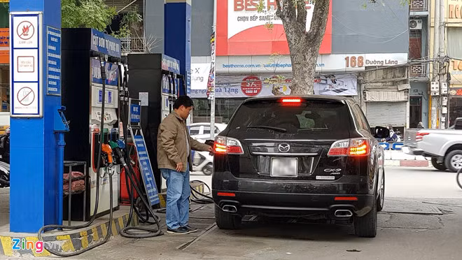 Người dùng nên lựa chọn các cây xăng có uy tín để tránh đổ nhầm nhiên liệu giả. Ảnh: Ngô Minh. Những nguy hại cho động cơ khi đổ nhầm xăng giả, kém chất lượng