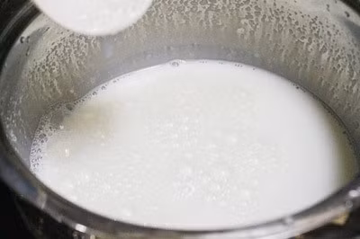 10 phút làm thạch lá nếp và sữa tươi giòn ngon mát lịm