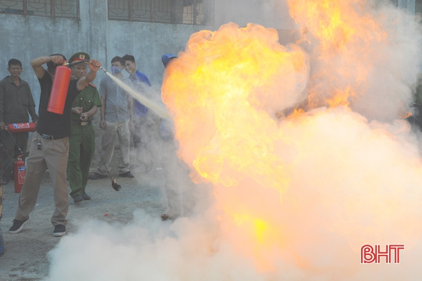 Huấn luyện phòng cháy cho 240 cán bộ, nhân viên ở Đức Thọ