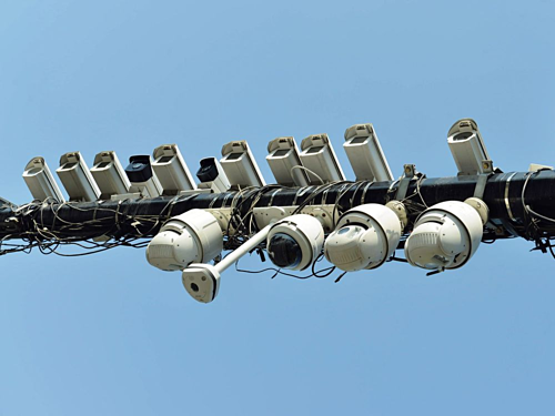 Thiết bị giám sát của Hangzhou Hikvision Digital Technology trên phố. Ảnh: AFP Những vũ khí tiếp theo của Mỹ - Trung trong cuộc chiến thương mại