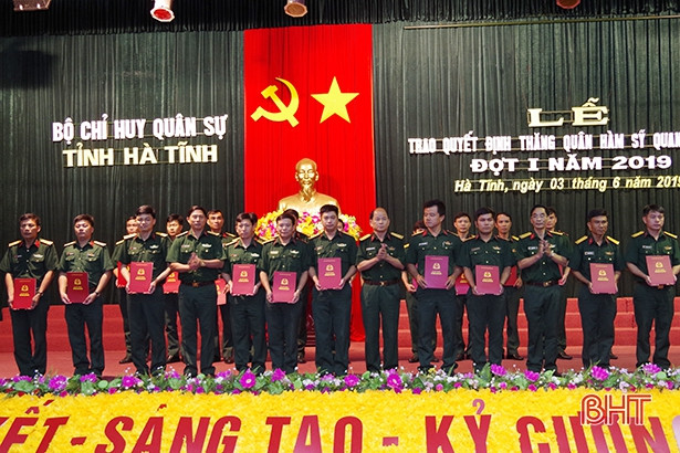 Thăng quân hàm cấp tá cho 54 sĩ quan quân đội Hà Tĩnh