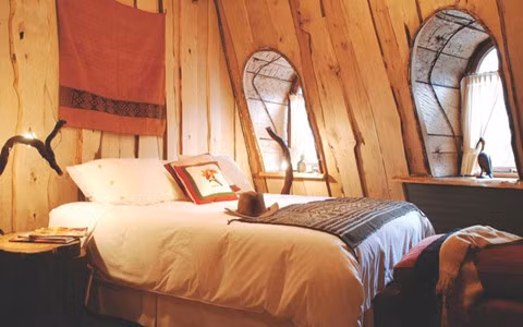 Độc đáo nhà nghỉ hình ngọn núi lửa phun trào nước quanh năm