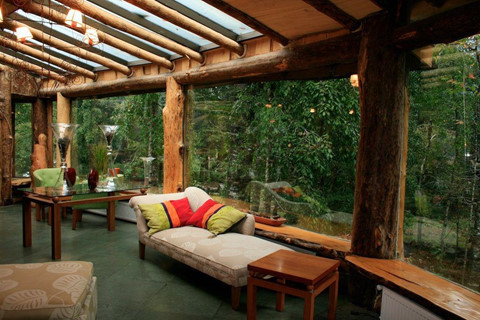 Độc đáo nhà nghỉ hình ngọn núi lửa phun trào nước quanh năm