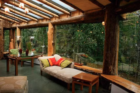 Độc đáo nhà nghỉ hình ngọn núi lửa phun trào nước quanh năm