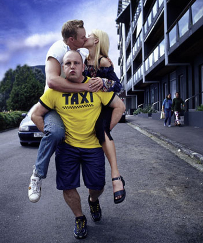 Chụp ảnh cưới đến “thổ dân“ cũng phải bật cười