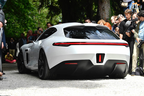 Bên cạnh kiểu cửa gullwing, ngoại thất còn gây ấn tượng bởi phần ca-pô dài, cụm đèn pha và đèn hậu Matrix LED dạng mảnh và cửa sổ sau góc rộng toàn cảnh. “Họ hàng” nhà Mercedes-Benz ra mắt siêu xe mạnh 1.200 mã lực