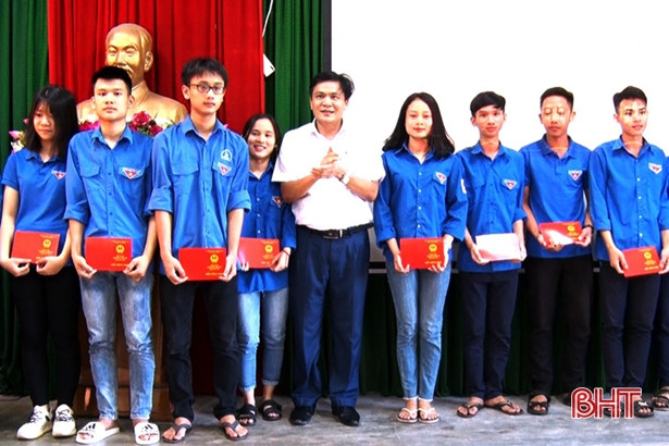 Gần 80 học sinh THPT được bồi dưỡng lý luận chính trị