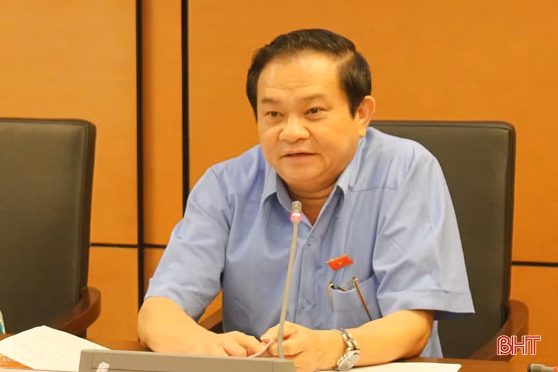 Trưởng đoàn ĐBQH Hà Tĩnh điều hành thảo luận tổ về các dự án luật, nghị quyết