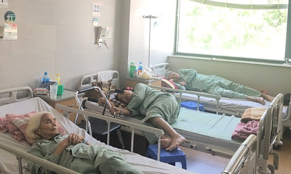 Bệnh nhân cao tuổi đang điều trị tại Bệnh viện Lão Khoa Trung ương, ngày 6/6. Ảnh: Lê Nga. Người cao tuổi Việt Nam trung bình mắc 6,9 bệnh