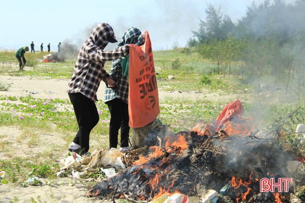 Đồn Biên phòng Lạch Kèn chung tay hành động vì biển xanh không rác