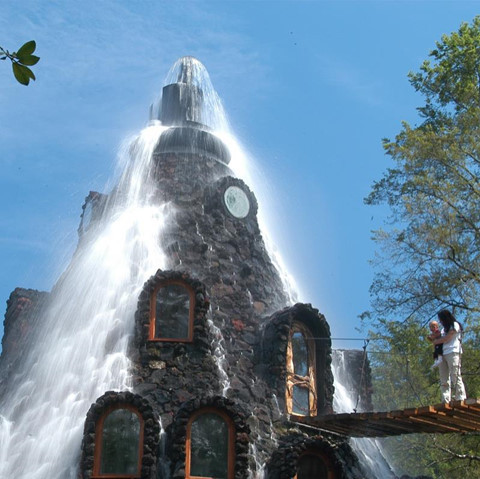 Độc đáo nhà nghỉ hình ngọn núi lửa phun trào nước quanh năm