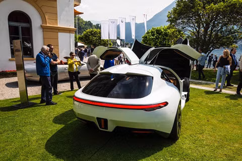 Có mối quan hệ với Mercedes-Benz nên không lạ gì khi Bergmeister ADR 630 Shooting Grand (gọi tắt là Bergmeister) sở hữu kiểu cửa gullwing tương tự những mẫu xe của Mercedes-Benz. Thực tế, phần tay nắm cửa của Bergmeister còn được lấy trực tiếp từ chiếc SLS AMG. Đó chưa phải là bộ phận duy nhất của Mercedes-Benz mà Bergmeister ""vay mượn"". Chiếc concept này còn sở hữu động cơ 6 xy-lanh lấy từ chiếc AMG GT 43 Coupe 4 cửa, trong khi kính chắn gió và hệ thống treo thửa từ chiếc AMG GT. “Họ hàng” nhà Mercedes-Benz ra mắt siêu xe mạnh 1.200 mã lực