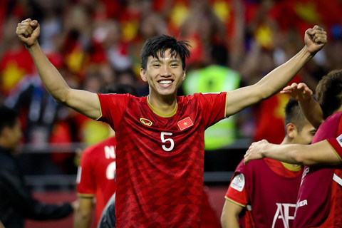 Đoàn Văn Hậu (Việt Nam): Trước thềm King’s Cup 2019, Siam Sports đánh giá cao phẩm chất của Văn Hậu. Tờ báo thể thao hàng đầu Thái Lan viết: “Văn Hậu mới 20 tuổi, nhưng là nhân tố bản lĩnh và có trình độ cao ở tuyển Việt Nam. Hồi đầu năm, nhiều CLB tại Thai League muốn chiêu mộ Văn Hậu, song bất thành”. Nhiều tuyển trạch viên ở châu Á và châu Âu sẽ xuất hiện nên đây là cơ hội để Văn Hậu ghi điểm. Ảnh: Minh Chiến. Quang Hải, Bacuna và những ngôi sao đáng xem nhất King’s Cup