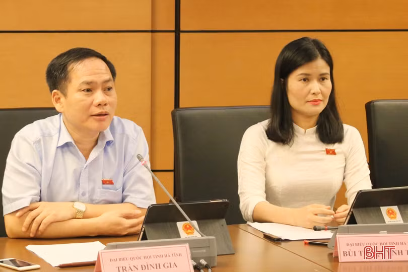 Trưởng đoàn ĐBQH Hà Tĩnh điều hành thảo luận tổ về các dự án luật, nghị quyết