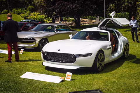 Bên cạnh việc tôn vinh những mẫu xe cổ điển tuyệt đẹp như Alfa Romeo 8C 2900B Berlinetta Touring 1937, lễ hội Concorso d’Eleganza Villa d’Este còn là nơi mà các hãng xe công bố những dự án concept hay bản mẫu trước khi đi vào sản xuất. Lễ hội Concorso d’Eleganza Villa d’Este năm nay đánh dấu sự ra mắt của mẫu concept Austro Daimler Bergmeister ADR 630 Shooting Grand. Mẫu xe này được tạo ra bởi hãng xe Projekt Austro Daimler, trong nỗ lực hồi sinh một thương hiệu lâu đời của Áo. “Họ hàng” nhà Mercedes-Benz ra mắt siêu xe mạnh 1.200 mã lực