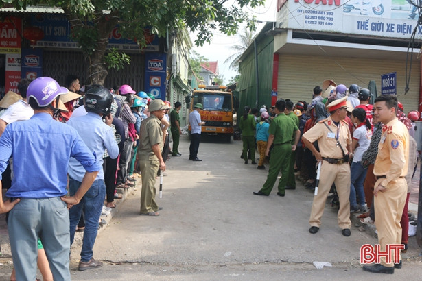 Sập nhà lúc tháo dỡ ở TP Hà Tĩnh, 2 người bị thương
