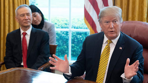 Tổng thống Mỹ Donald Trump (phải) trong một cuộc họp về thương mại với Phó thủ tướng Trung Quốc Lưu Hạc (ngoài cùng bên trái) tại Nhà Trắng hồi đầu tháng 4. Ảnh: AFP . Cuộc “vạn lý trường chinh” của ông Tập trong thương chiến với Mỹ
