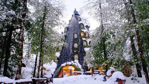 Độc đáo nhà nghỉ hình ngọn núi lửa phun trào nước quanh năm