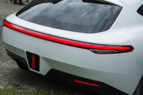 Những phần còn lại của Bergmeister đều do Projekt Austro Daimler tự phát triển. Bergmeister có khung xe được làm hoàn toàn bằng nhôm đặc biệt, trong khi thân xe là sự kết hợp giữa nhôm và sợi carbon mang đến tỷ lệ phân bổ trọng lượng hoàn hảo - 50:50. “Họ hàng” nhà Mercedes-Benz ra mắt siêu xe mạnh 1.200 mã lực