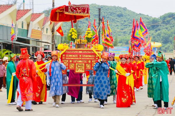 Đông đảo người dân về dự Lễ hội đền Chiêu Trưng Đại vương Lê Khôi 2024