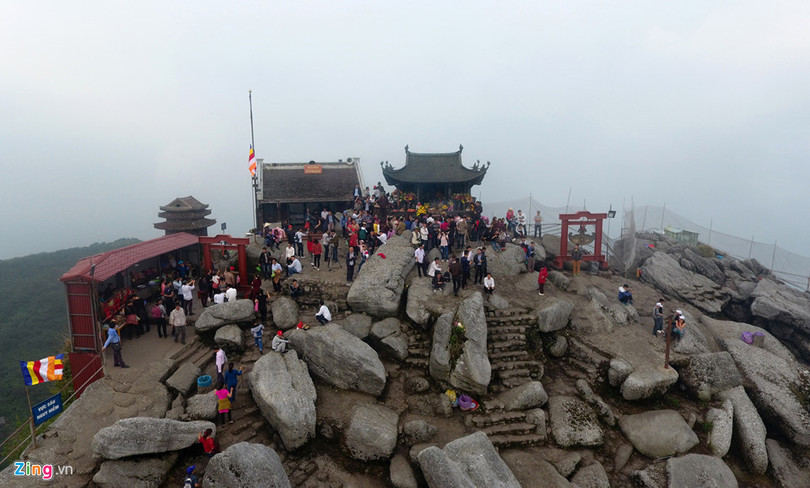 Lễ hội Yên Tử (Quảng Ninh): Đây là một trong những lễ hội thường niên kéo dài nhất của Việt Nam (kéo dài hết tháng 3 Âm lịch). Dù phần hội xuân hoành tráng đã diễn ra nhưng Yên Tử vẫn là điểm đến không tồi cho du khách có mong muốn tạm tách mình khỏi xô bồ cuộc sống và tham dự chuyến hành hương tịnh tâm, đến nơi phát tích của thiền phái Trúc Lâm. Ảnh: Tiến Tuấn ron rang cac le hoi hut khach du lich vao dip nghi le 30 4 1 5