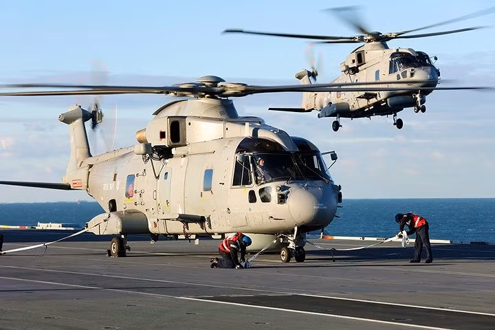 tau san bay manh nhat hai quan anh ra khoi voi may bay quan su