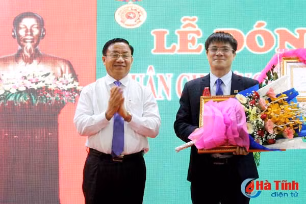 cong ty moi truong va do thi ha tinh don nhan huan chuong lao dong