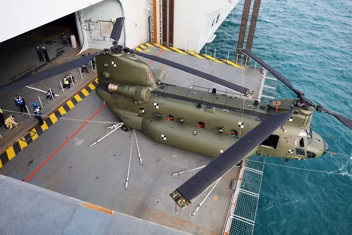 can canh tau san bay moi nhat va manh nhat cua hai quan anh