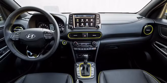 Đến từ Hyundai, cabin của Kona là sự kết hợp đầy màu sắc trông như tác phẩm nghệ thuật. Hyundai Kona nổi trội với các đường cắt neon màu chanh và màn hình 8 inch đặt tại trung tâm. nhung mau xe co noi that dep nhat 2018