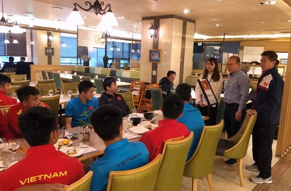 hlv park hang seo khen ngoi va tang qua cac tuyen thu u19 viet nam