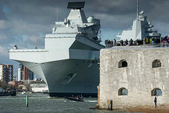 tau san bay manh nhat hai quan anh ra khoi voi may bay quan su