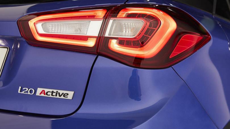 hyundai nang cap i20 canh tranh toyota yaris