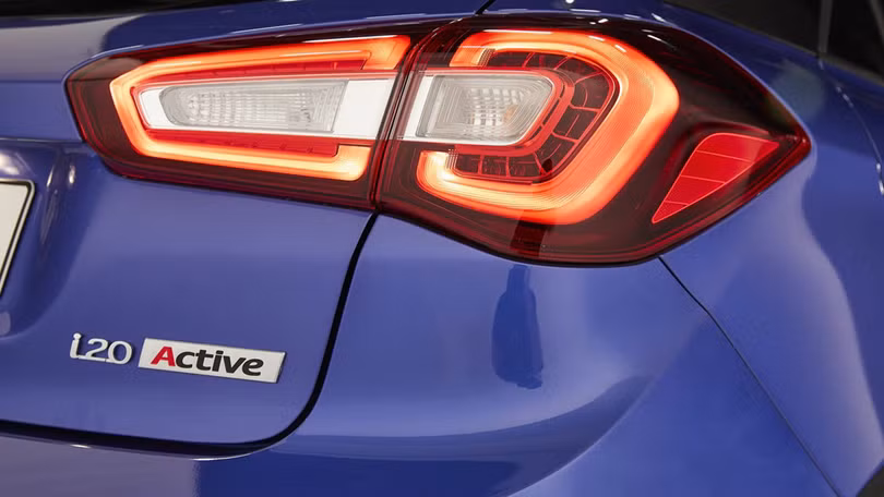 hyundai nang cap i20 canh tranh toyota yaris