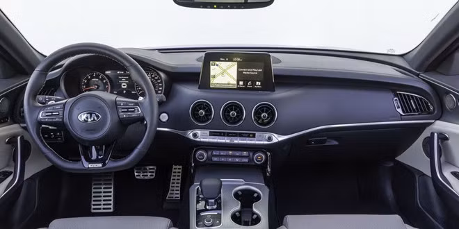 Nội thất của Kia Stinger được thiết kể tỉ mỉ, ghế ngồi thoải mái cùng động cơ tăng áp V6 mạnh mẽ. Các biên tập viên của Wards Auto mô tả cabin Kia Stinger mang vẻ đẹp “tráng lệ”, trang nhã nhưng không kém phần thể thao năng động. nhung mau xe co noi that dep nhat 2018