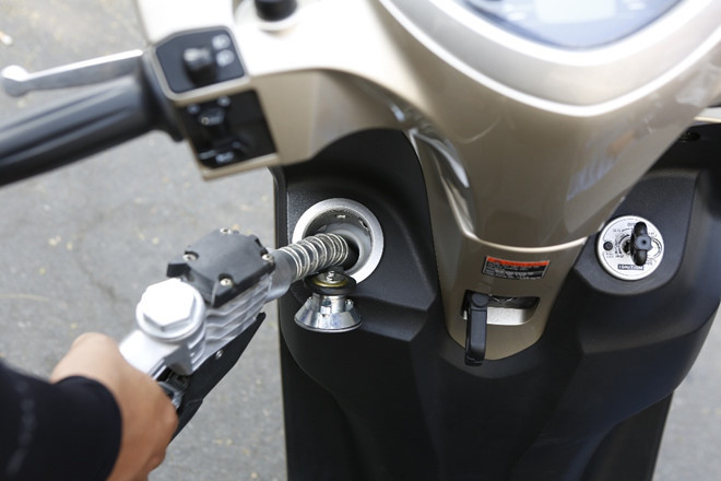 Nắp bình xăng thiết kế tiện lợi. mua xe tay ga nen uu tien tinh nang nao