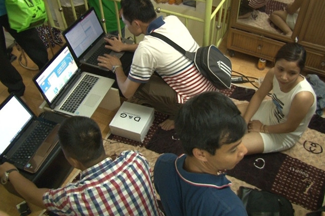 nguoi phu nu dieu hanh duong day xoc dia tren mang