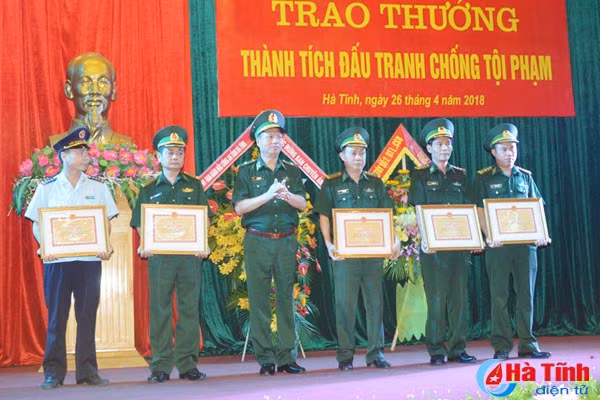 Trao thưởng lực lượng phá chuyên án thu 18.000 viên ma túy tổng hợp