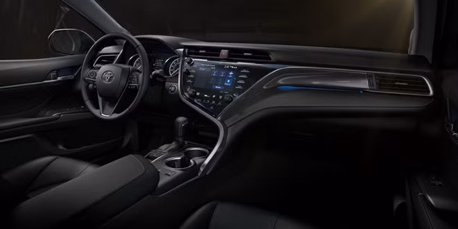 Nội thất Toyota Camry 2018 được thiết kế bất đối xứng rất đẹp với màn hình cỡ lớn, các nút điều khiển được bố trí khoa học trông thực sự ấn tượng. nhung mau xe co noi that dep nhat 2018
