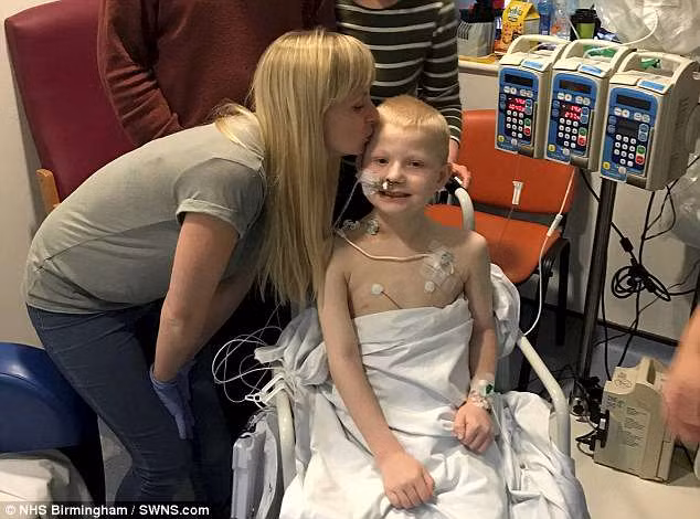 anh chuyen doi co tich cua cau be 7 tuoi ghep 5 bo phan tang cung luc