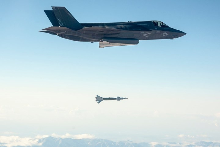 tau san bay manh nhat hai quan anh ra khoi voi may bay quan su