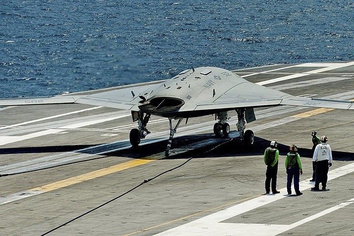 tau san bay manh nhat hai quan anh ra khoi voi may bay quan su