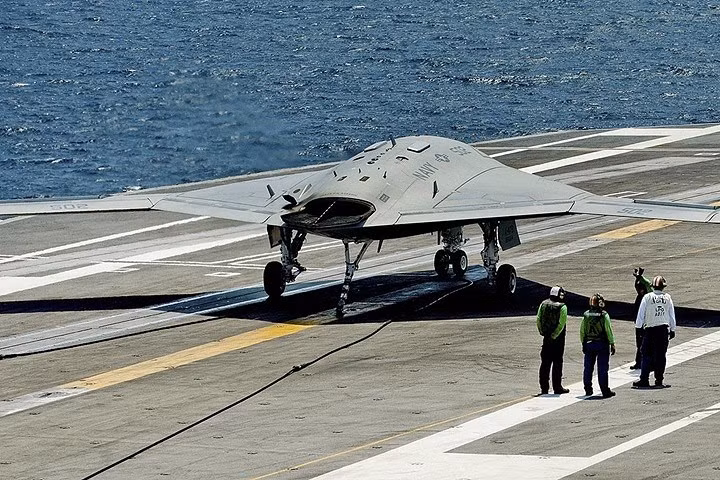 tau san bay manh nhat hai quan anh ra khoi voi may bay quan su